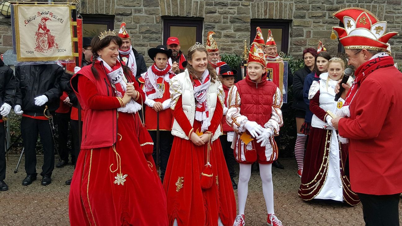 Sie hatte Grund zu strahlen: Die Prinzessin Kerstin I. (Walber-Wawer) und das Kinderprinzenpaar Leon I. (Blatt) und Lena I. (Ruthenbeck) von den "Löstige Bröder" Kall.