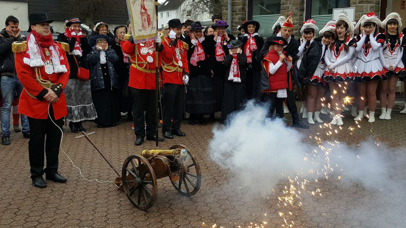Schweres Geschütz wurde bei der Rathaus-Erstürmung in Kall aufgefahren.
