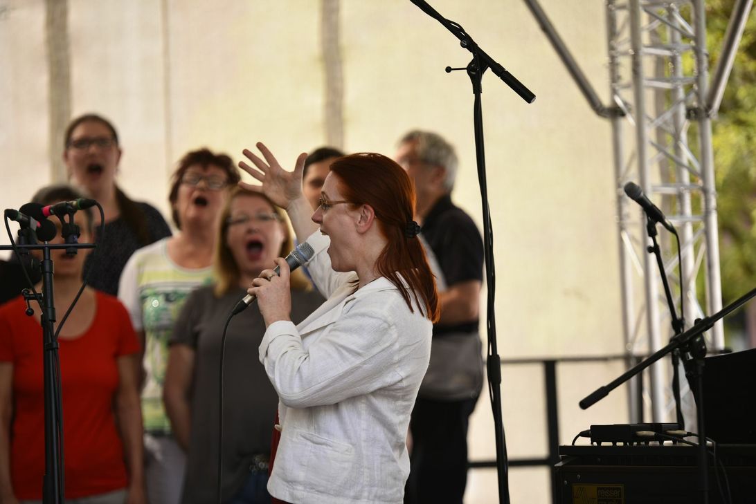 Angelika Händel beim Auftritt 2018. Sie wird auch in diesem Jahr den Projektchor leiten. Foto: ttm