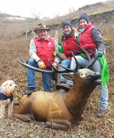 Die strahlenden BSC-Sieger Rainer Melcher, Sabina Cullmann und Diana Gassen in den Weinbergen von Hatzenport.