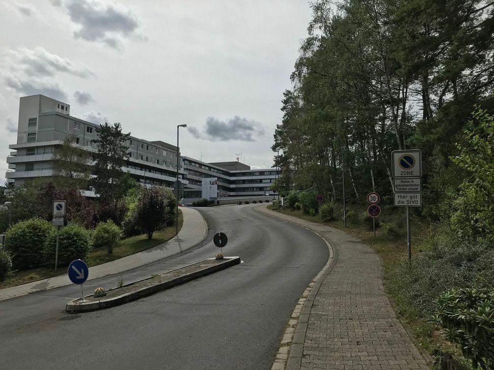 Das Krankenhaus in Idar-Oberstein darf ab morgen nicht mehr ohne Erlaubnis besucht werden. Foto: Klaus Desinger