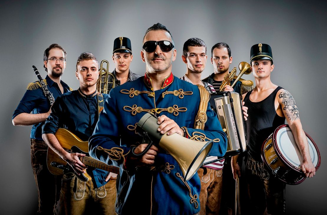 Eine gute Mischung aus alpinem Heimatsound und coolem Pop: Dafür steht die Brass-Band »Powerkryner«, die zum großen Aufgebot des Hunsrücker Oktoberfestes gehört.