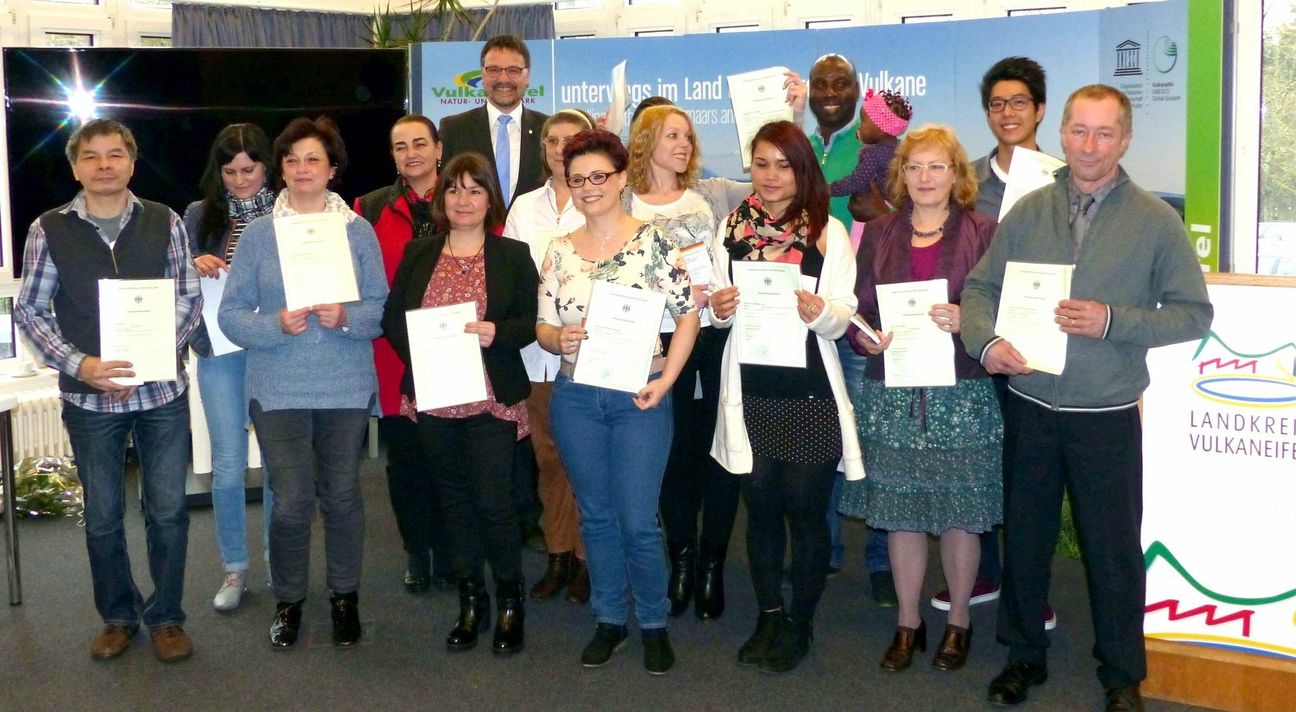 Landrat Heinz-Peter Thiel beim Einbürgerungsfest mit den neuen deutschen Staatsbürgerinnen und -bürgern. Foto: Kreisverwaltung