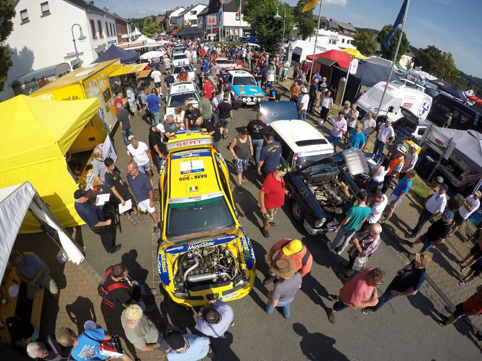 Auf der Rallye-Meile in der Dauner Innenstadt können die Fans die Rallyeboliden aus nächster Nähe bewundern. Foto: RB Hahn