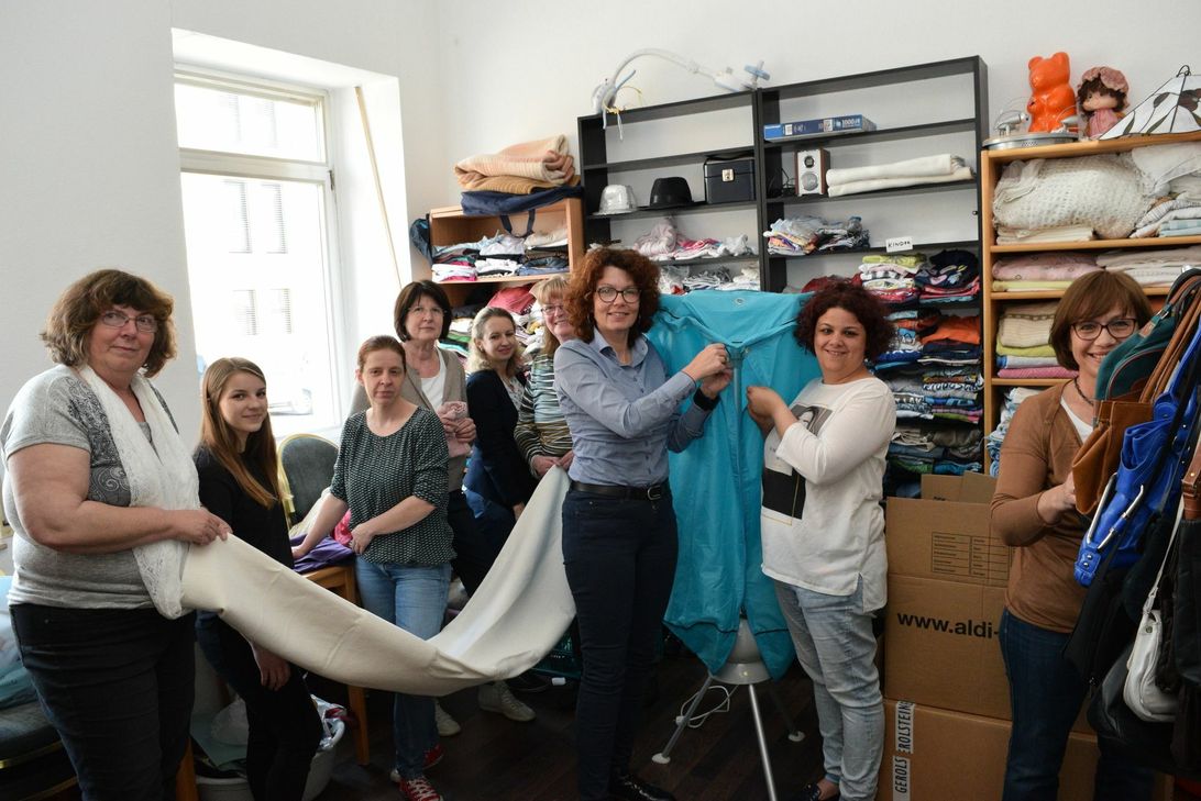 In der Kleiderkammer des Netzwerkes haben die Helfer um die Vorsitzende Heike Krämer-Resch (2.v.r.) stets alle Hände voll zu tun. Foto: Tim Nolden