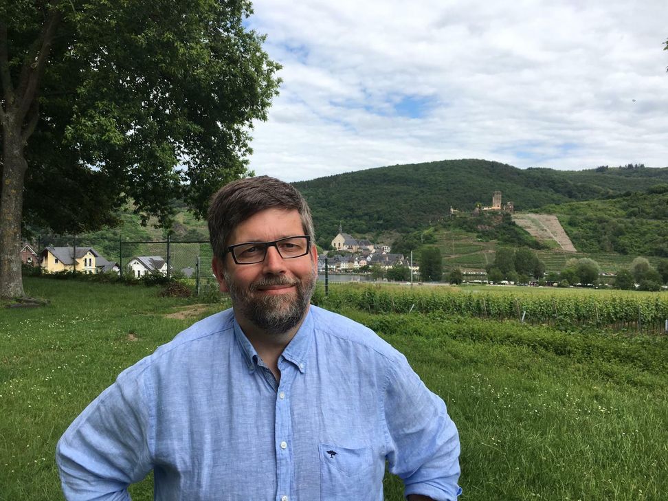 VG-Bürgermeister im Freibad Ellenz-Poltersdorf vor der beeindruckenden Kulisse der Burgruine Metternich und von Beilstein.