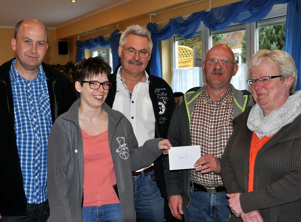Eine Spende von 350 Euro übergaben Frank Strotkötter, Lutz Schaar und Rainer Hass (von links) von der Schevener KG "Die Jecke vom Hahnebömsche" an die Vertreterinnen der Hilfsgruppe Eifel.  Foto: Reiner Züll