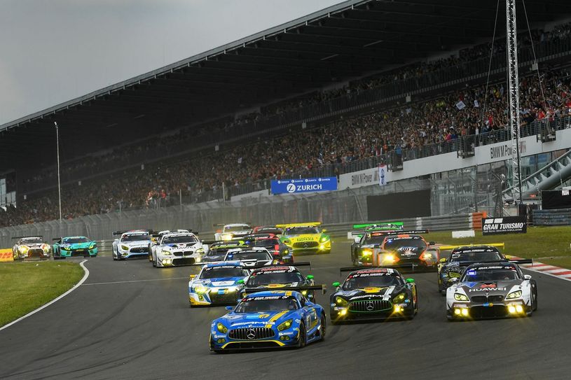 Der Start des 24h-Rennens erfolgte noch bei trockener Witterung.