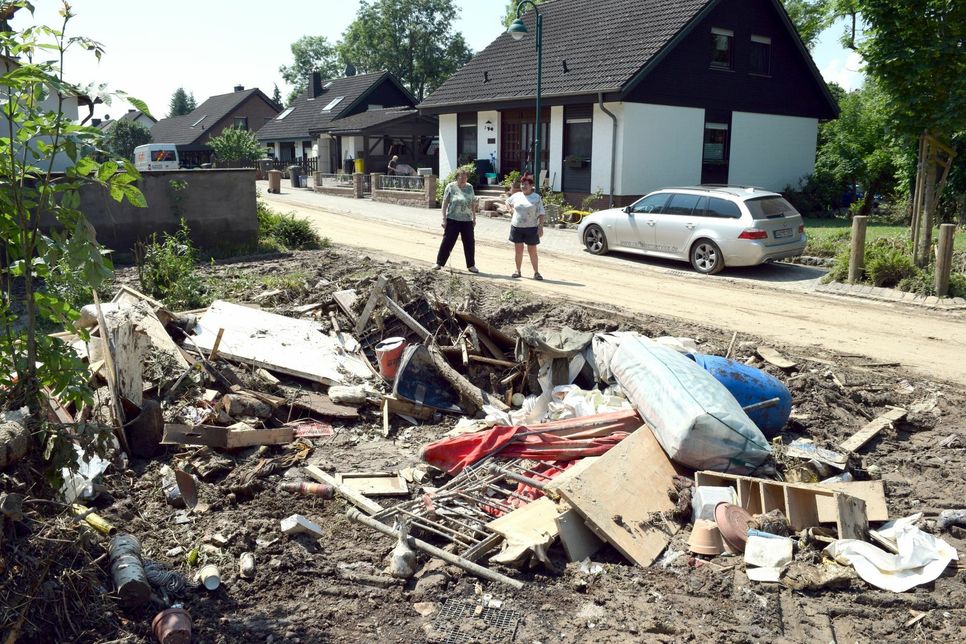 Nach dem Unwetter in Nierendorf: Das Wasser ist weg, aber Müll und Unrat bleiben zurück.