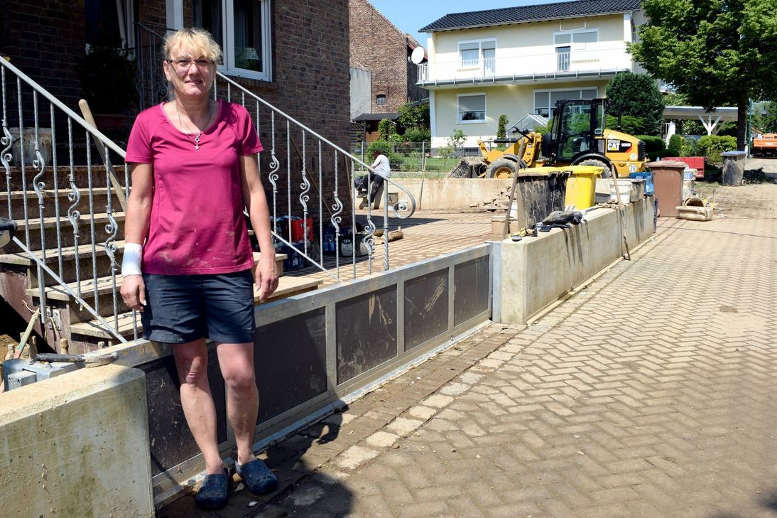 Die Schutzmauer reicht Monika Baltes bis übers Knie, konnte die Fluten aber nicht aufhalten.