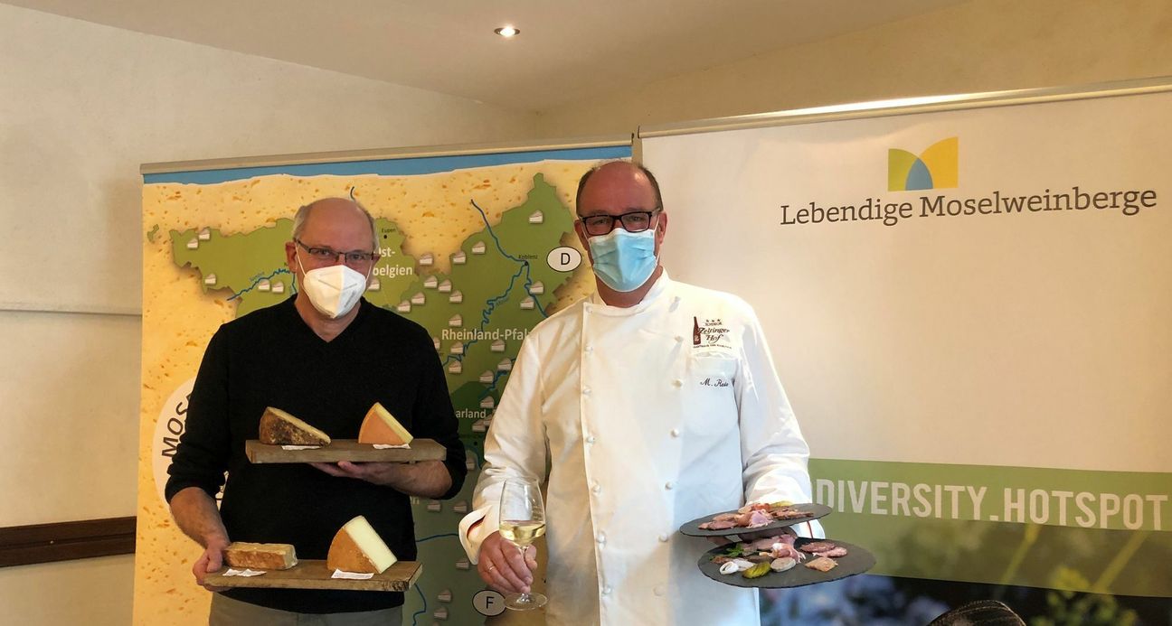 Im »Zeltinger-Hof« in Zeltingen-Rachtig haben das DLR und die Regionalinitiative zusammen mit Markus Reis (rechts) und Wolfgang Fusenig ihre Pläne und Ziele für die »Woche der Artenvielfalt vorgestellt. Foto: J. Urban