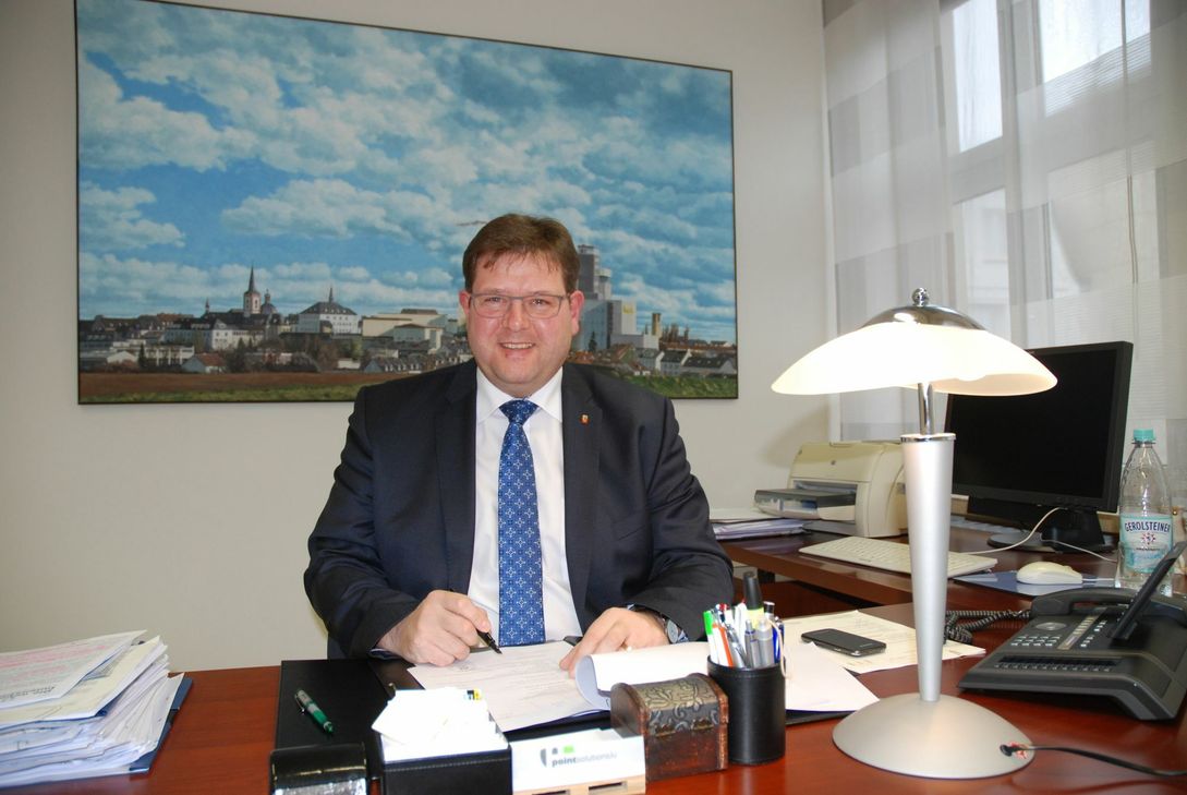Joachim Kandels braucht seinen Schreibtisch im Rathaus nicht zu räumen. Er ist weiterhin Bürgermeister von Bitburg. Foto: Archiv/ S. Schönhofen