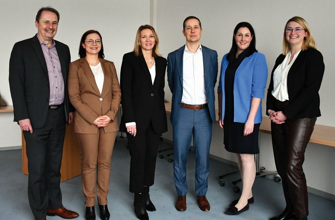 Vorstand Andrea Heinrich (Mitte) verabschiedet Rainer Frischmann (links) und begrüßt das neu gebildete Führungsteam für Simmern: Sabrina Müller, Dr. Elena Ribel, Susanne Christ und Kristina Theodoropoulos (v.l.n.r.).