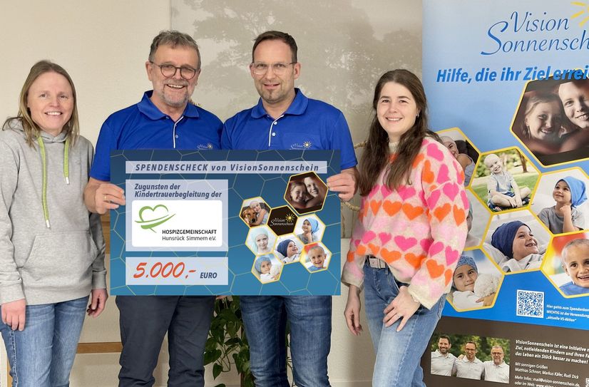 Die Spendenübergabe von "Vision Sonnenschein" an die Hospizgemeinschaft.
