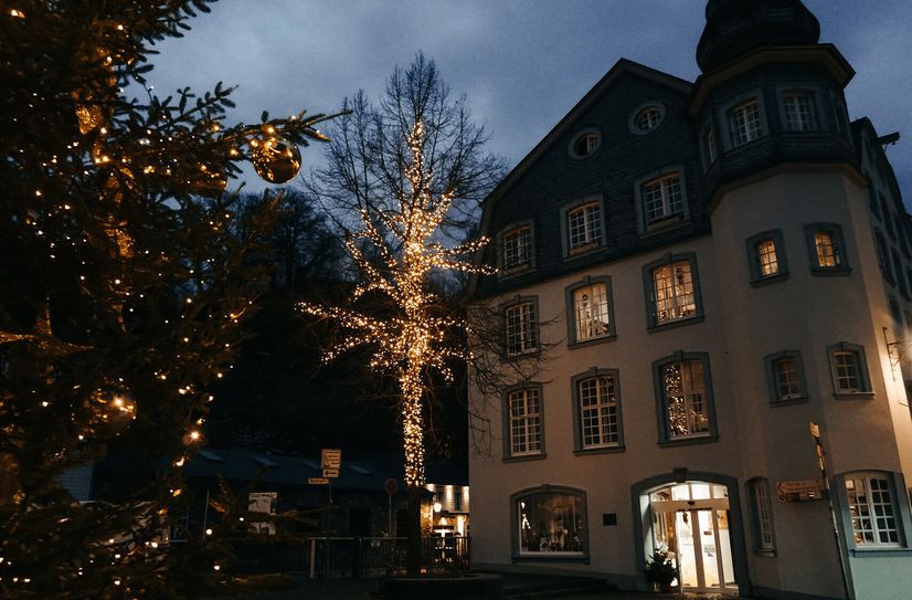 Der Lichterglanz an »Richters Eck« lockt die Besucher auf den Monschauer Weihnachtsmarkt.