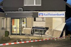 Das Gebäude in dem der Geldautomat stand wurde schwer beschädig.