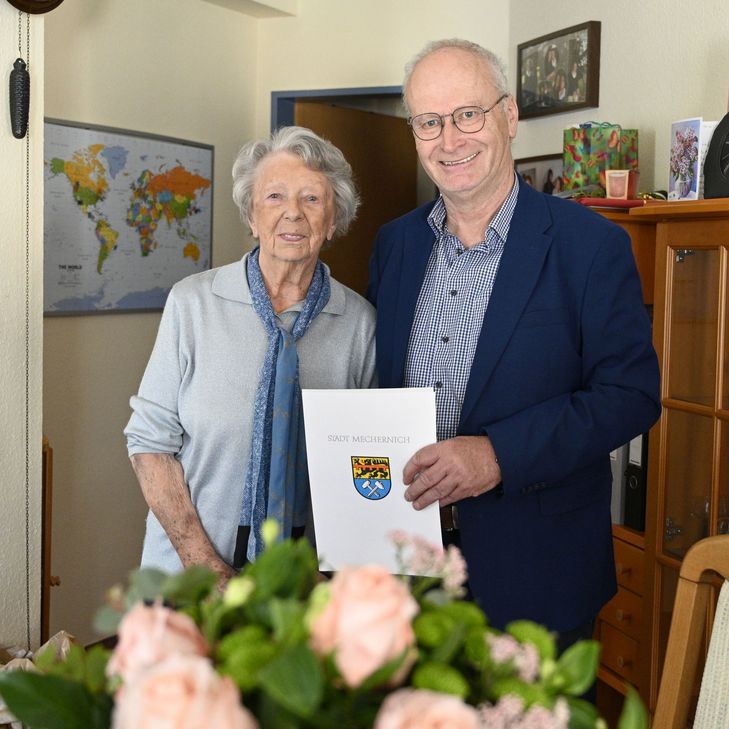100 Lebensjahre konnte Edith Stief aus Mechernich kürzlich feiern. Feierlich überreichte ihr der Mechernicher Bürgermeister Dr. Hans-Peter Schick zu diesem Anlass Urkunden sowie Blumen und schwelgte mit ihr in ihrer Vergangenheit.