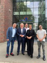 NRW-Wirtschafts- und Klimaschutzministerin Mona Neubaur (2.v.re.) besuchte die Pfeifer und Langen-Zuckerfabrik in Euskirchen. Bei einem Rundgang durch das Werk informierten Standortleiter Dirk Oswald (li.) und Oliver Baron (3.v.li.) über Wiederaufbaumaßnahmen und Zukunftspläne. Auch Klaus Voussem (MdL, 2.v.li.) und Florian Frings (Betriebsrat, re.) nahmen am Rundgang teil.