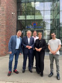 NRW-Wirtschafts- und Klimaschutzministerin Mona Neubaur (2.v.re.) besuchte die Pfeifer und Langen-Zuckerfabrik in Euskirchen.  Bei einem Rundgang durch das Werk informierten Standortleiter Dirk Oswald  (li.) und Oliver Baron (3.v.li.) über Wiederaufbaumaßnahmen und Zukunftspläne. Auch Klaus Voussem (MdL, 2.v.li.) und Florian Frings (Betriebsrat,  re.) nahmen am Rundgang teil.