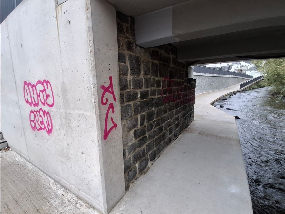 Die Graffiti hinterlassen Schäden an der neu gestalteten Uferanlage.