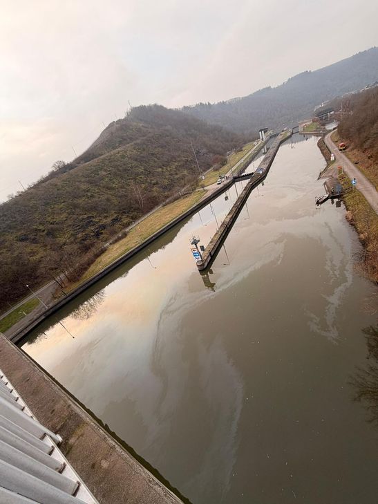 Saar teilweise gesperrt: Ölsperren nach Schiffshavarie
