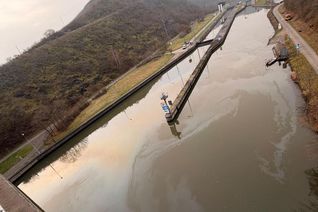 Saar teilweise gesperrt: Ölsperren nach Schiffshavarie