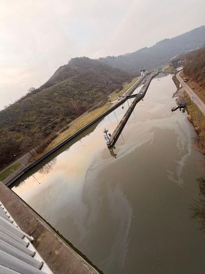 Saar teilweise gesperrt: Ölsperren nach Schiffshavarie