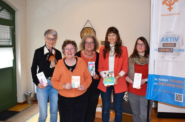 Das Team des Frauennotrufes lädt ein zum Tag der offenen Tür (v.l.): Petra Scholten, Astrid Rund, Anne Günster, Anne Lenhart und Marie Fuhr.