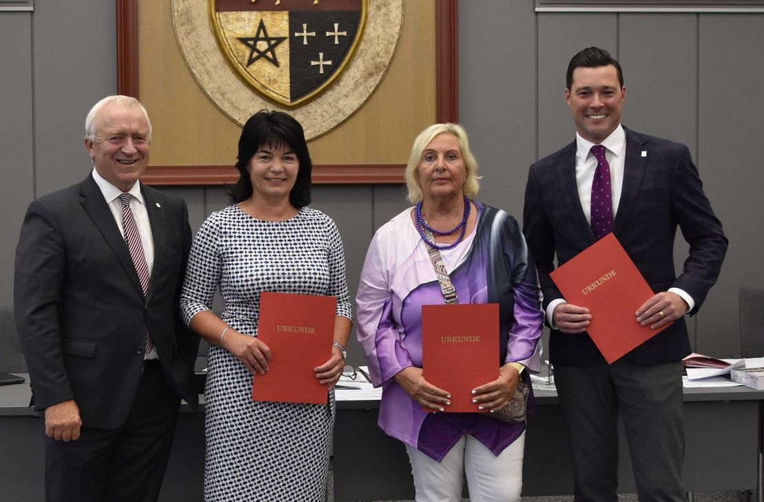 V.l.: Bürgermeister Aloysius Söhngen, 2. Beigeordnete Gudrun Breuer, 3. Beigeordnete Paula Sonnen und der 1. Beigeordnete Dr. Johannes Reuschen