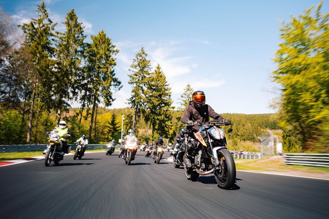 Traditionell der emotionale Abschluss von "Anlassen": Der gemeinsame Korso über die Nordschleife.