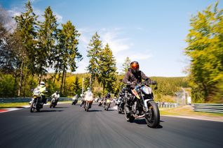 Traditionell der emotionale Abschluss von "Anlassen": Der gemeinsame Korso über die Nordschleife.
