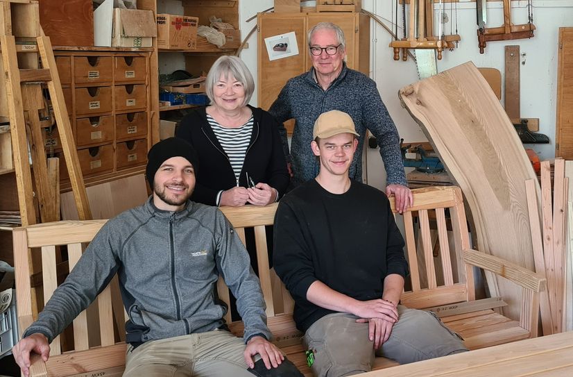 Sabine Bollhorst und Martin Mersch-Bollhorst mit zwei Auszubildenden in der Werkstatt des VBS.
