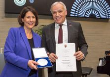 Der Präsident der Handwerkskammer Koblenz, Kurt Krautscheid wurde von Wirtschaftsministerin Daniela Schmitt mit der Wirtschaftsmedaille des Landes Rheinland-Pfalz ausgezeichnet.