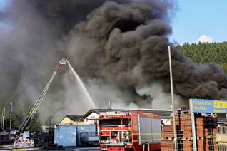 200 Meter hoch war die dunkle Rauchsäule laut der  Polizei.