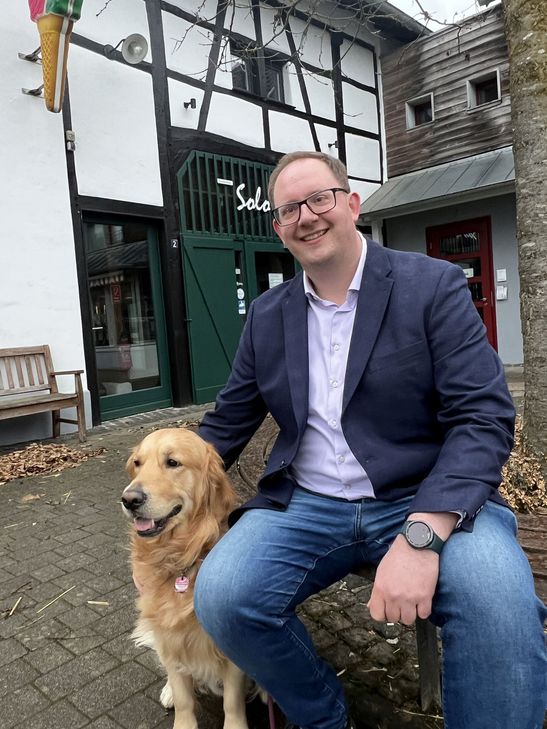 Sebastian Schubert, hier mit seinem Hund »Emil« strebt das Bürgermeisteramt in der Gemeinde Nettersheim an.