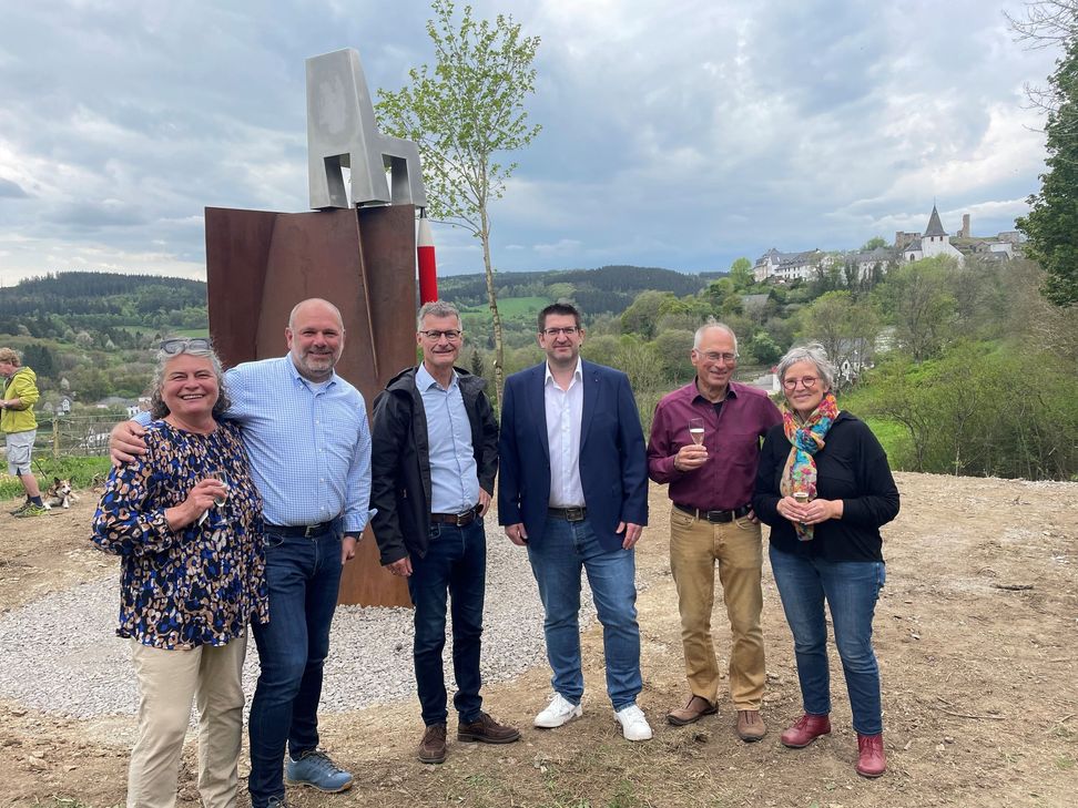 Gemeinsam Initiative für Kunst in Kronenburg ergriffen (v.li.): Hildegard Igelmund, Mathias Brandenburg, Bürgermeister Jan Lembach, Ortsbürgermeister Johannes Fahling, Pit Igelmund und Bildhauerin Maria Hill.