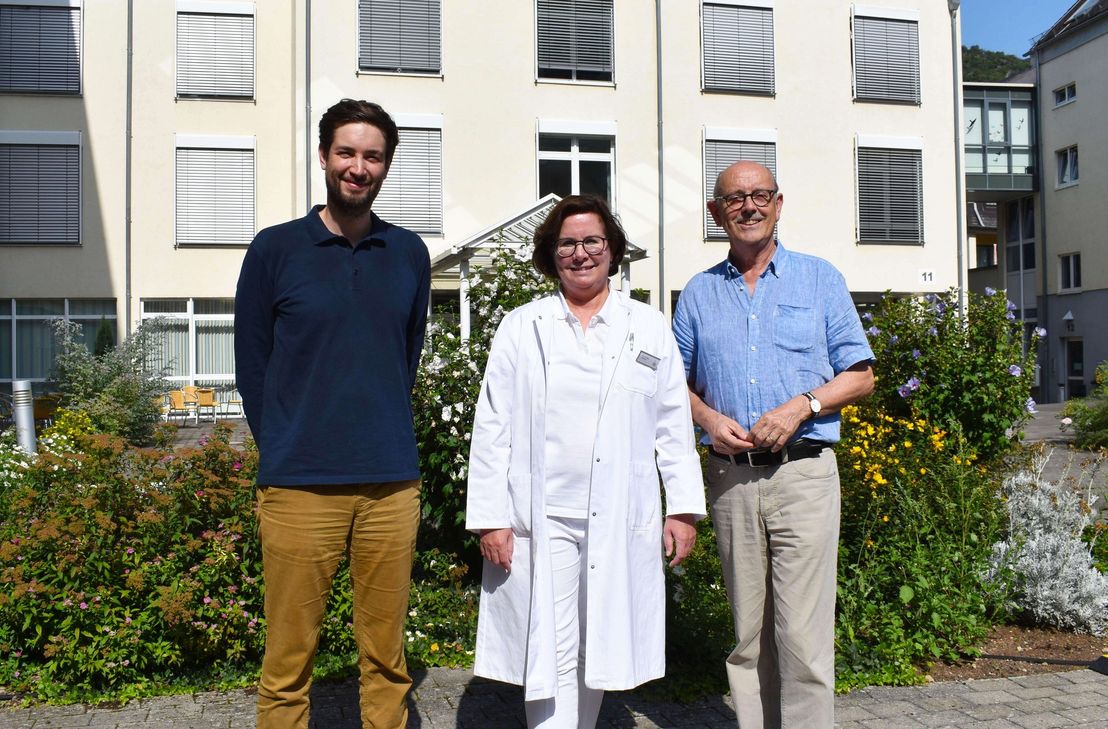 Von links: Marcel Wiesendt, Geschäftsführer der Tagesklink, Chefärztin Dr. Sabine Alfter und Michael Brahm, Vorsitzender des Kolping-Fördervereins vor dem Eingang.