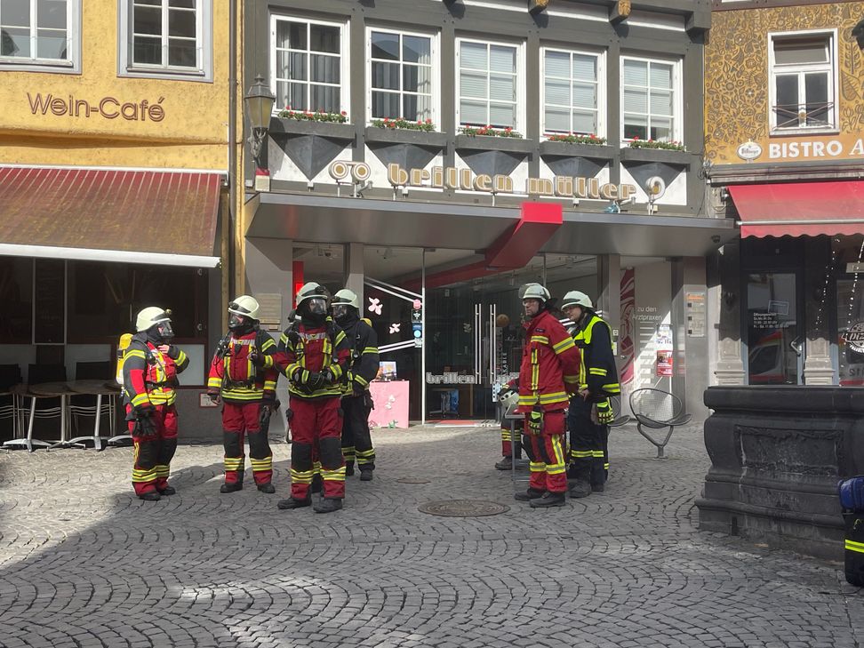 Derzeit ist die Cochemer Feurwehr am Marktplatz im Einsatz. Dort ist es zu einem Brand in einer Wohnung gekommen.