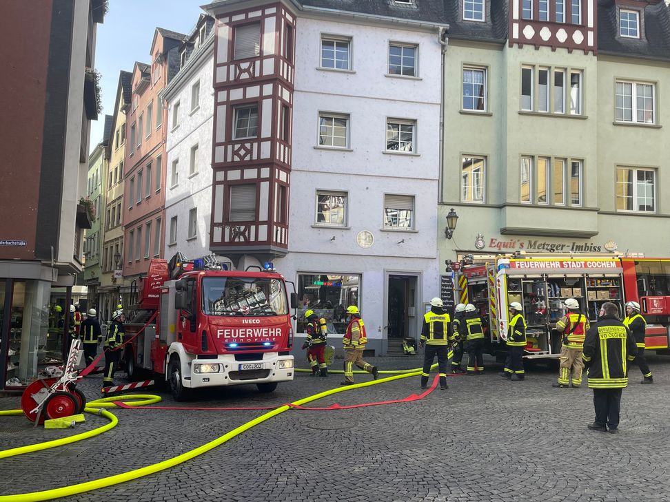 Derzeit ist die Cochemer Feurwehr am Marktplatz im Einsatz. Dort ist es zu einem Brand in einer Wohnung gekommen.