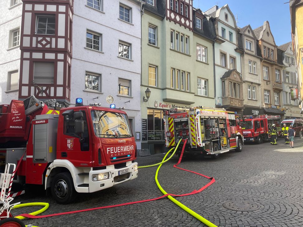 Derzeit ist die Cochemer Feurwehr am Marktplatz im Einsatz. Dort ist es zu einem Brand in einer Wohnung gekommen.