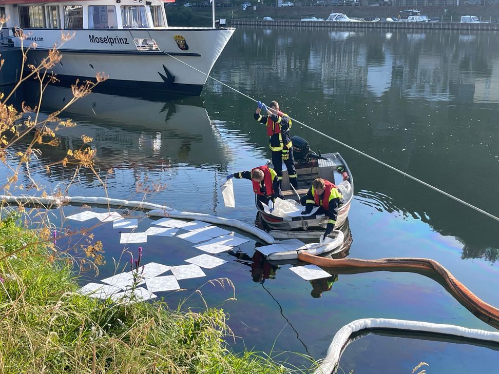 Zur Stunde errichten Feuerwehrmänner eine weitere Ölsperre in Cochem.