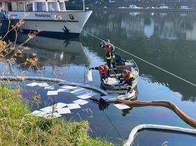 Zur Stunde errichten Feuerwehrmänner eine weitere Ölsperre in Cochem.
