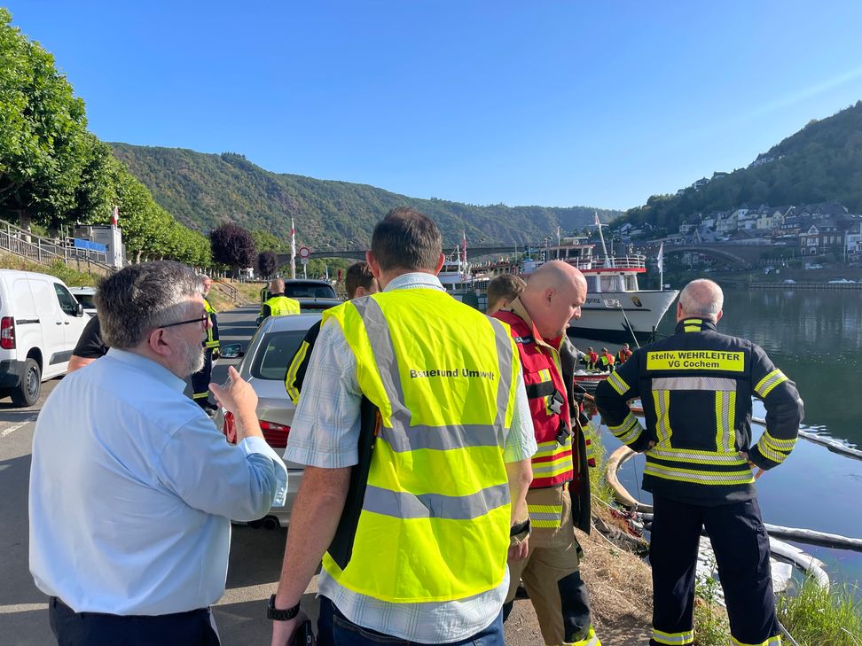 Zur Stunde errichten Feuerwehrmänner eine weitere Ölsperre in Cochem.