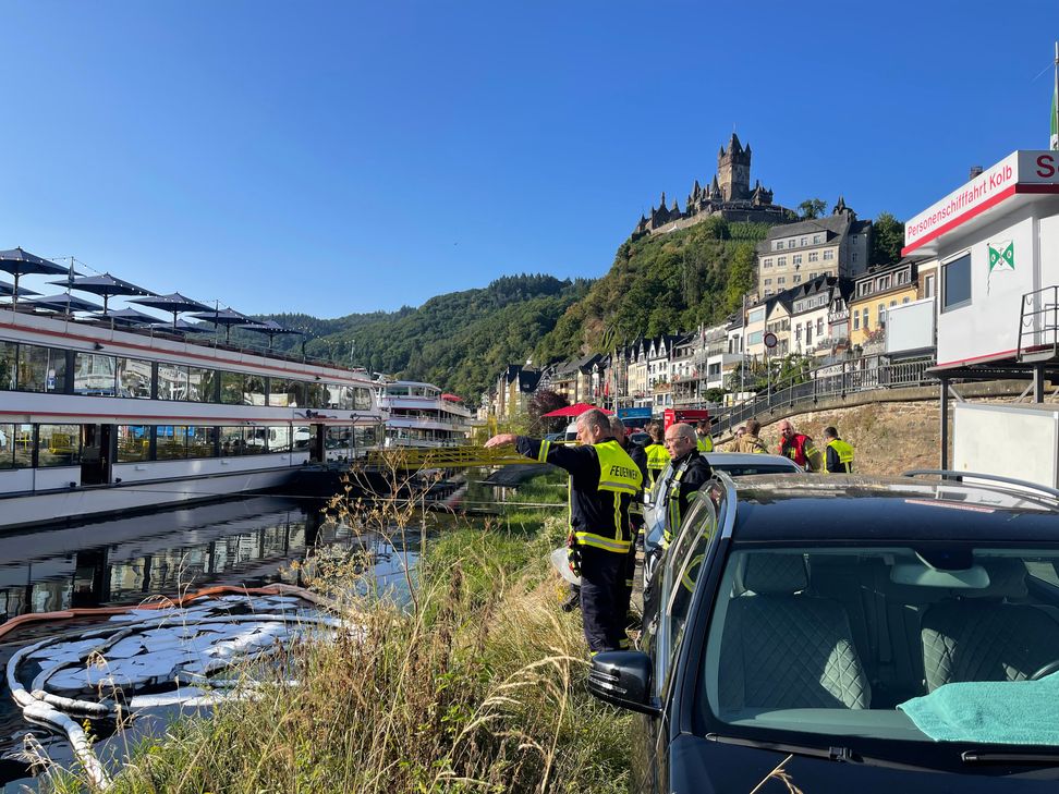 Zur Stunde errichten Feuerwehrmänner eine weitere Ölsperre in Cochem.