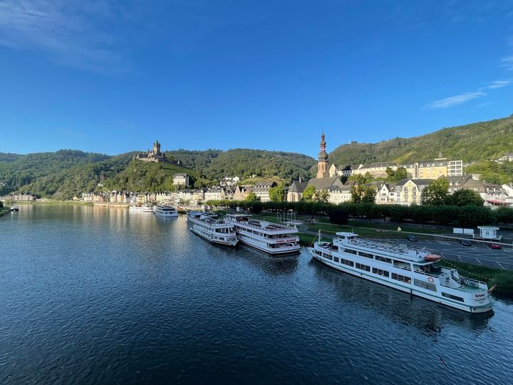 Die Sonne geht über Cochem auf.