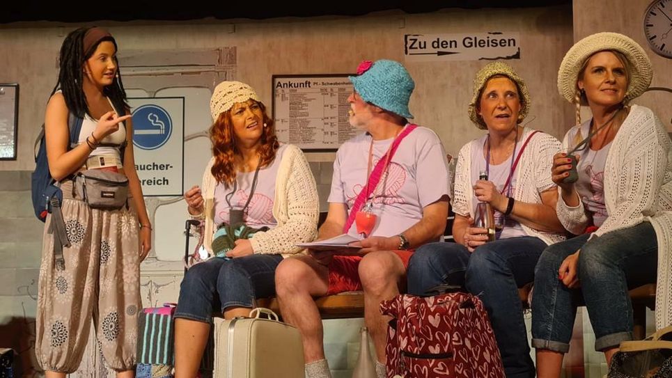 Das Bild zeigt die "Meeenz"-Touristin mit den Häckelschwestern. Von links nach rechts: Mathilda Christmann, Isabelle Christmann-Brunner, Wolfgang Dommaschk, Angelika Bayer und Yvonne Friedrich.