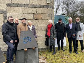 Am Atelier von Udo Weingart auf der Mayener Lay wurde das Bronzerelief, im Besein vieler Gäste, enthüllt.