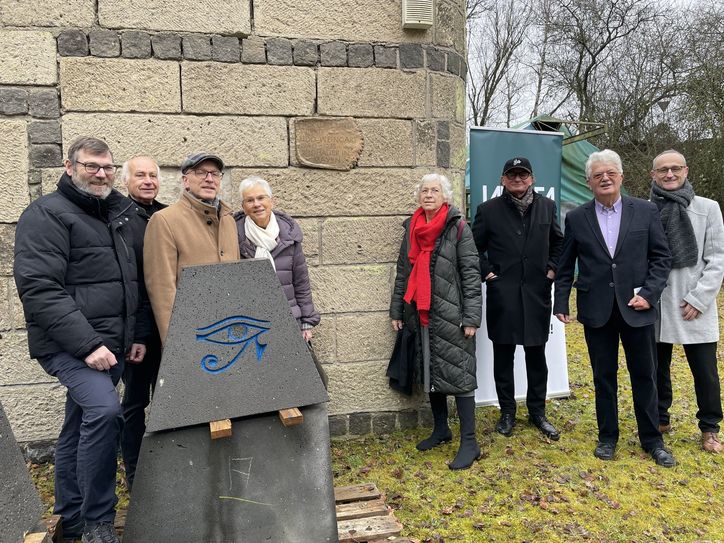 Am Atelier von Udo Weingart auf der Mayener Lay wurde das Bronzerelief, im Besein vieler Gäste, enthüllt.