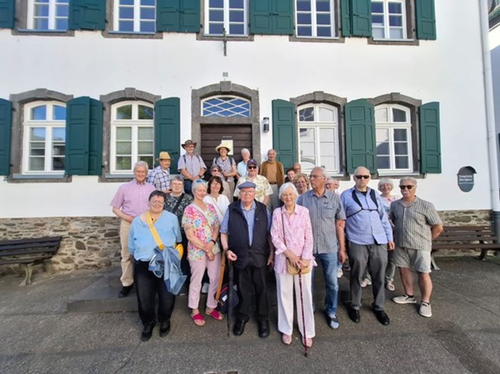 Bei einer Dorfführung in Winninger Mundart informierte Rosemarie Hautt die rund 25 Teilnehmer über die Geschichte des Moselortes – von der Römerzeit bis zum Weinbau heute.
