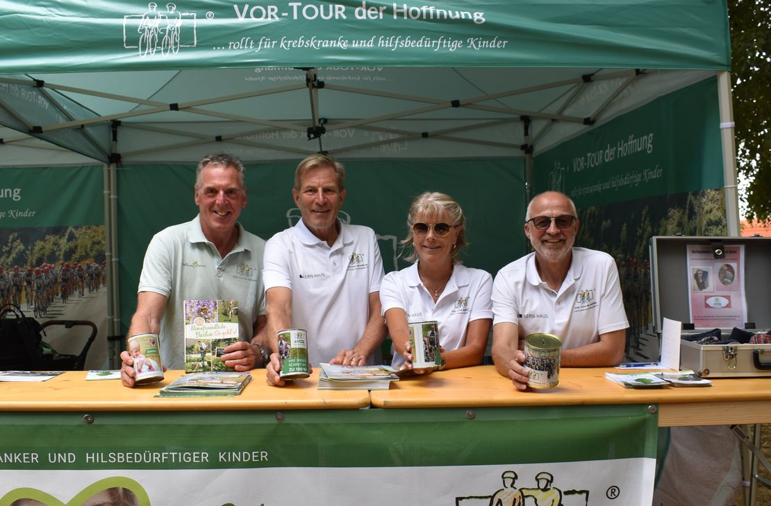 Die Vor-Tour-Kümmerer sammeln Spenden und  verkaufen im Sommer auch Lose.